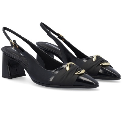 Sapatos femininos pretos de salto médio com detalhes dourados