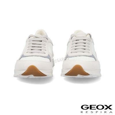 Par de ténis brancos com detalhes em bege, sola branca com biqueira castanha