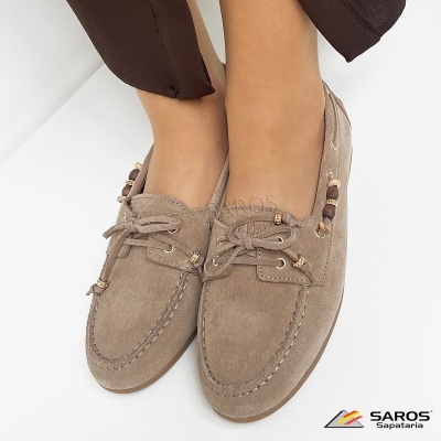 Sapatos mocassim camurça bege com contas e atacadores