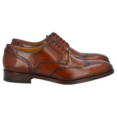 Sapatos de couro castanho com cadarços e detalhes perfurados