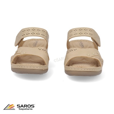 Par sandálias bege com fivelas e perfurações decorativas