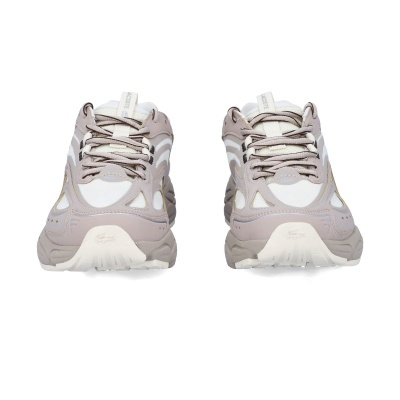 Par de sapatilhas desportivas bege e brancas com logótipo de crocodilo