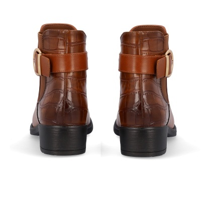 Botins castanhos de couro com padrão crocodilo, salto preto e fivela dourada.