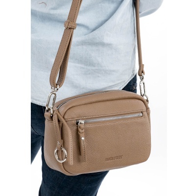 Bolsa castanha pequena de ombro com alça ajustável e fecho prateado
