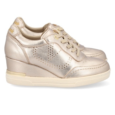 Par de sapatilhas douradas de cunha com padrão perfurado e atacadores