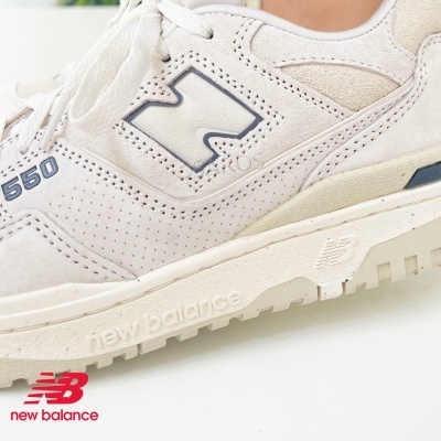 Ténis New Balance 550 bege em camurça com sola bege e detalhes azuis