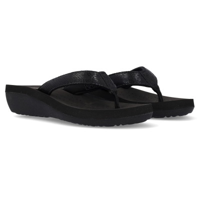 Chinelos pretos tipo sandálias sobre fundo branco