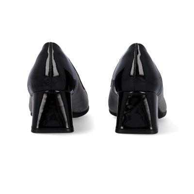 Sapatos de salto médio quadrado em verniz preto vistos de trás