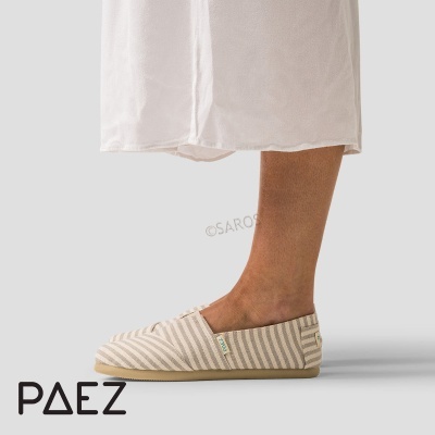 Alpargata listrada branca e bege da marca PAEZ com sola bege, vista lateral