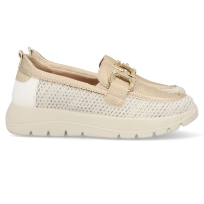 Sapatos mocassim bege com sola branca e detalhe dourado na parte superior