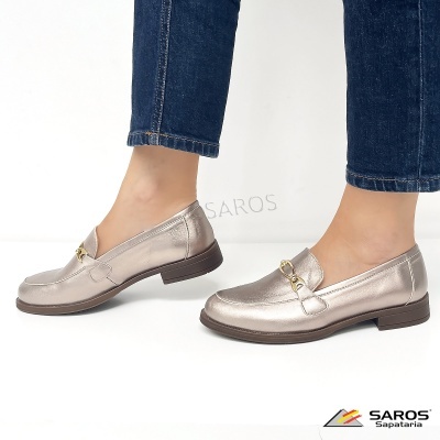 Sapatos mocassins metálicos prateados com detalhe dourado e sola castanha