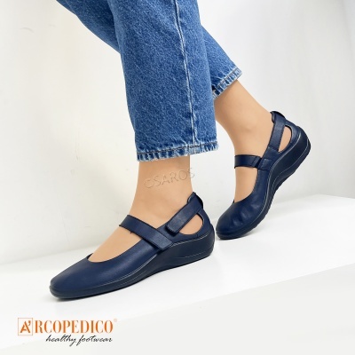 Sapatos femininos azuis escuros ArcoPédico com tiras de velcro