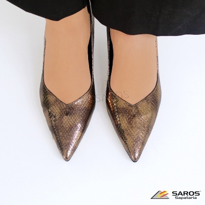 Sapatos castanhos metálicos de bico fino com padrão de pele de réptil