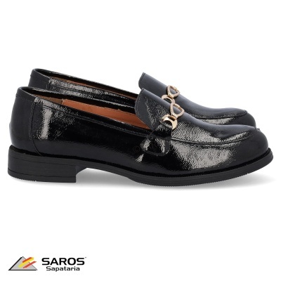 Sapatos mocassim em verniz preto com detalhe metálico dourado