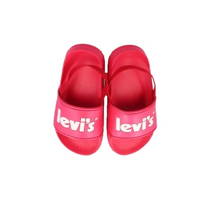 Chinelos vermelhos Levi's com logo branco