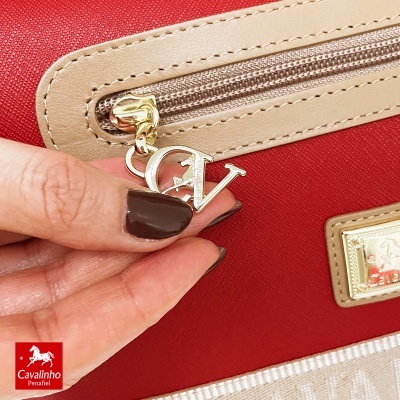 Carteira ou mala vermelha com pormenores bege e fecho com puxador CV dourado da marca Cavalinho.