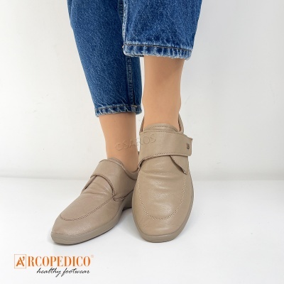 Sapatos de mulher bege claro em pele com fecho de velcro e calças de ganga