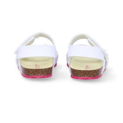 Sandálias com tiras brancas, sola de cortiça e sola rosa vistas de trás.