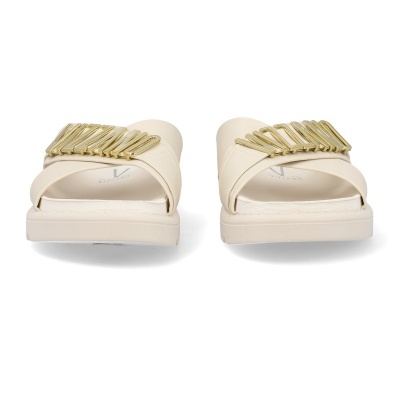 Chinelos femininos bege claro com letras douradas na parte superior e sola branca