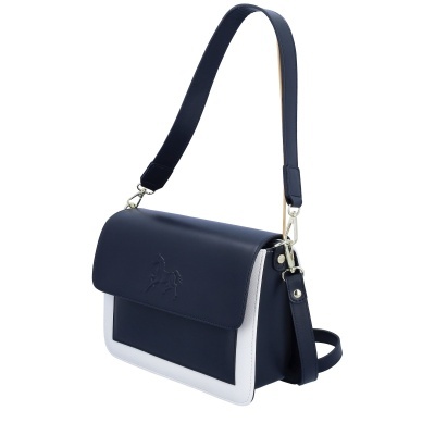 Mala de senhora azul escuro com detalhes brancos e relevo de cavalo na aba