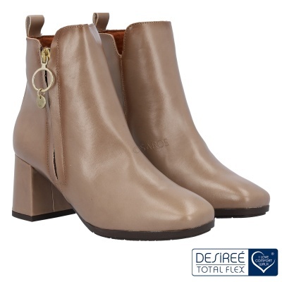 Botins castanho claro em pele com salto quadrado e fecho lateral