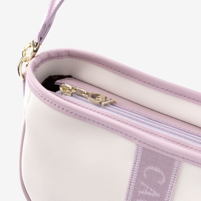 Bolsa branca com detalhes lilás e puxador de fecho dourado