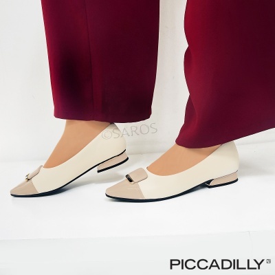 Sapatilhas bege claro com detalhe metálico e calças vinho