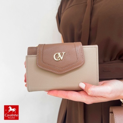 Carteira em pele sintética bege e castanha com logo CV dourado da Cavalinho
