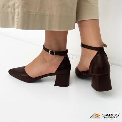 Sapatos de salto médio castanhos em pele com fivela prateada no tornozelo