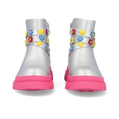 Botas infantis prateadas com sola rosa e decoração de corações e flores coloridas