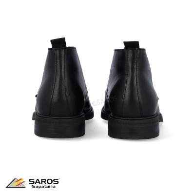 Botas pretas em pele vistas de trás com puxador no calcanhar