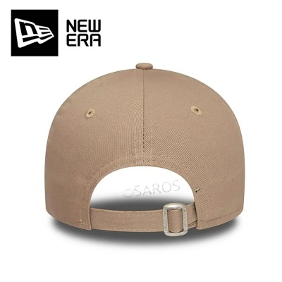 Boné bege da marca NEW ERA visto por trás com fecho ajustável