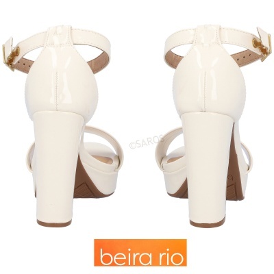 Sandálias de salto alto brancas com tiras e fivela dourada, marca Beira Rio