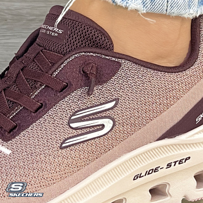 Ténis Skechers Glide-Step castanho e bege com sola branca e tecido de malha