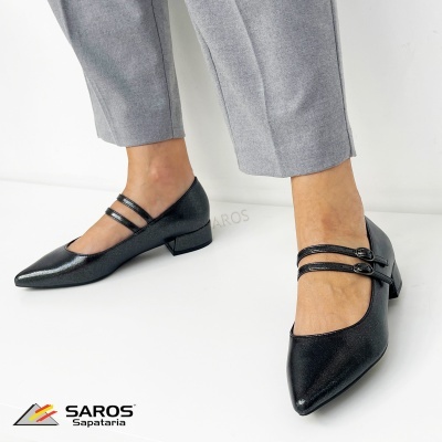 Sapatos femininos pretos de couro com tiras e salto médio