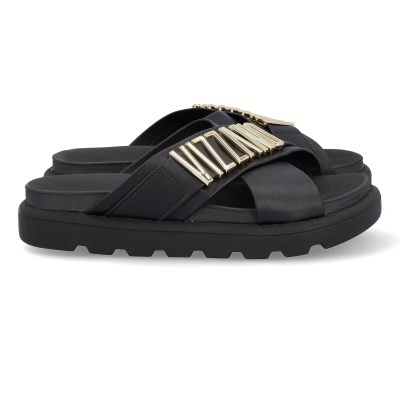Chinelos pretos com tiras cruzadas, detalhes metálicos dourados e solado grosso