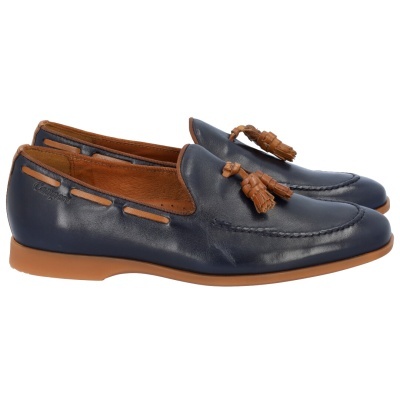 Sapatos mocassim em pele azul escura com detalhes castanhos e pompons