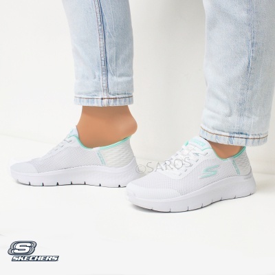 Ténis brancos Skechers com detalhes em verde água e jeans claros