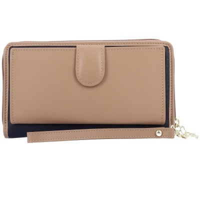 Carteira bege e preta em material sintético com fecho e alça removível