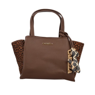 Mala castanha com franjas laterais animal print e pendente decorativo