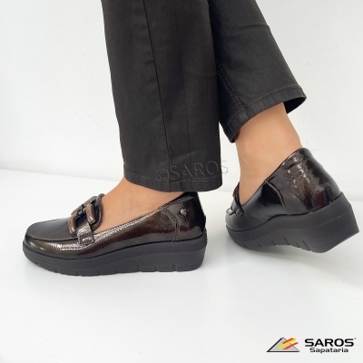 Sapatos tipo mocassim femininos pretos envernizados com sola preta