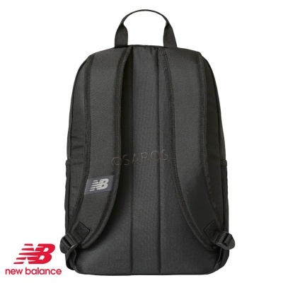 Mochila preta New Balance vista de trás com alças acolchoadas e logótipo NB.