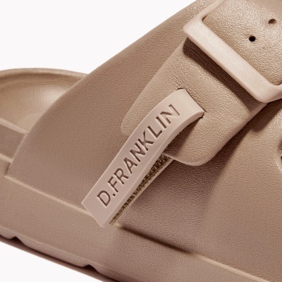 Sandália bege de material sintético com etiqueta D. FRANKLIN
