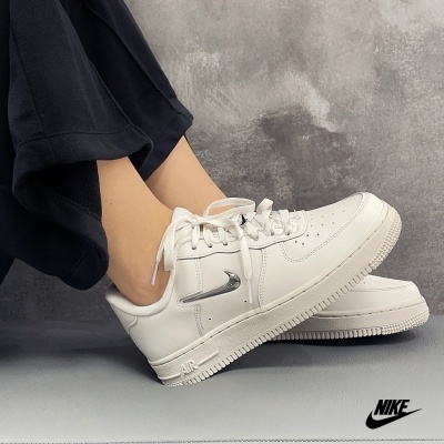 Ténis Nike Air Force 1 brancos com logótipo prateado