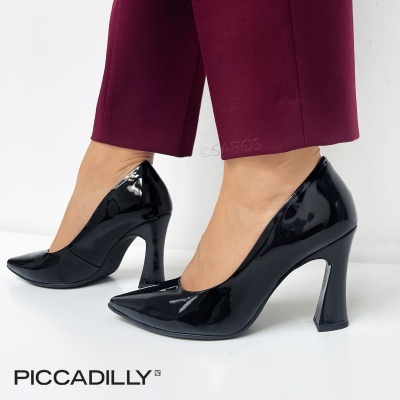 Sapatos de salto alto preto verniz com bico fino e calças bordô