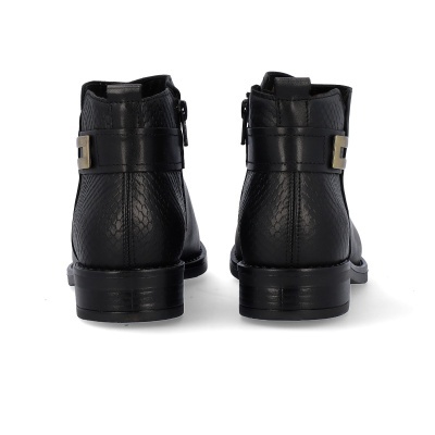 Botas pretas de cano curto padrão croco com fivela metálica prateada, vistas de trás