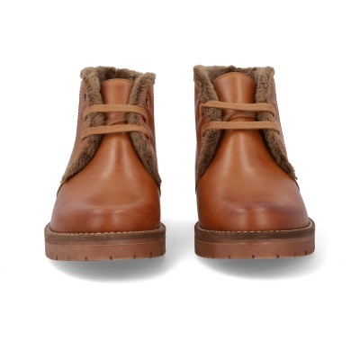 Botas castanhas de couro com pelo e atacadores