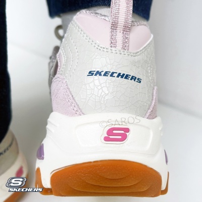 Parte traseira de ténis rosa e branco com logo Skechers