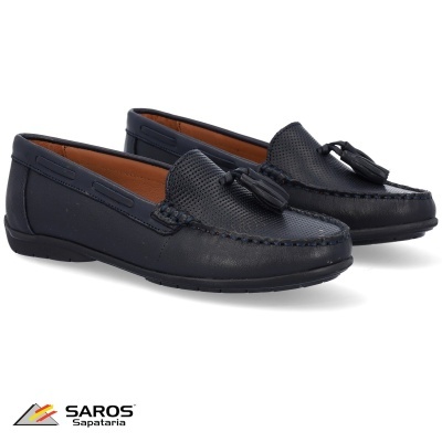 Sapatos mocassim azuis escuros com franjas e textura perfurada