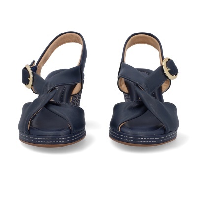 Par de sandálias femininas azuis com tiras cruzadas e fivela dourada